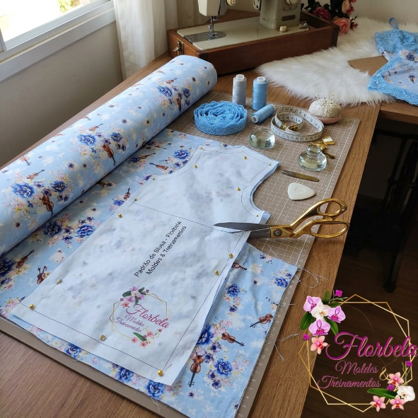 Molde posicionado sobre o tecido do baby doll